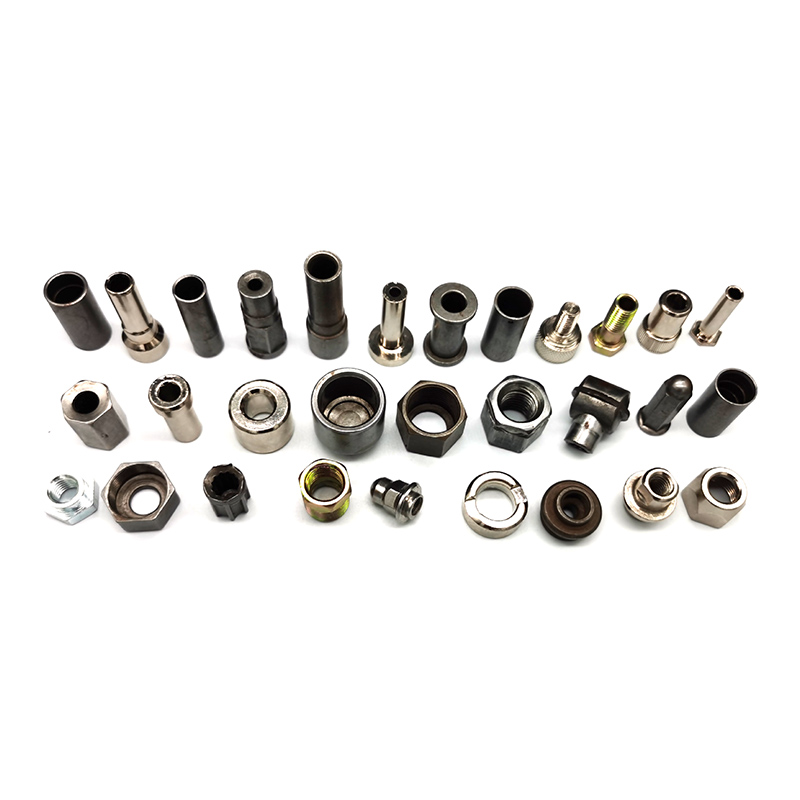 Cosa rende essenziali gli elementi di fissaggio fredda e calda nelle applicazioni industriali?